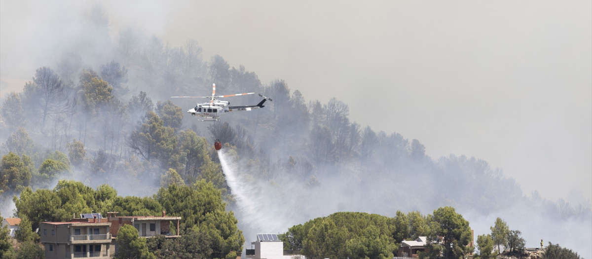 Helicóptero durante las labores de extinción de un incendio forestal, a 25 de julio de 2026, en Vall d'Uixó (Castellón)