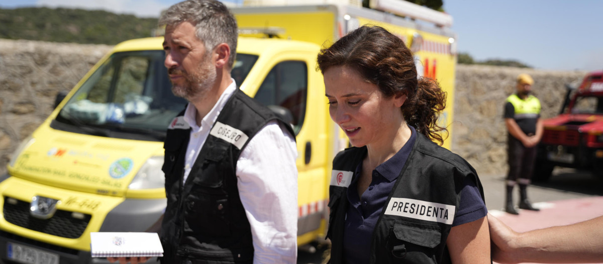 La presidenta madrileña, Isabel Díaz Ayuso, durante su visita este viernes al Puesto de Mando Avanzado (PMA) de los incendio