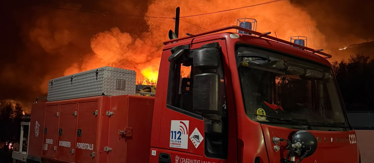 Camión de los bomberos forestales de la Generalitat Valenciana frente a las llamas