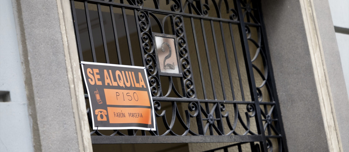 Cartel de alquiler en Madrid.