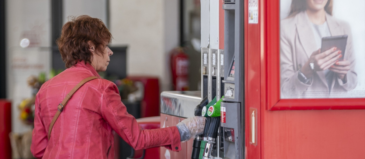 Una mujer reposta en una gasolinera CEPSA de Avenida de Portugal en Móstoles, a 5 de abril de 2023, en Madrid (España). Hoy arranca la segunda fase de la Operación Especial que la Dirección General de Tráfico pone en marcha, hasta la medianoche del próximo lunes 10 de abril, con motivo de la Semana Santa. Esta es la fase más importante de esta Operación Especial en términos de volumen ya que se esperan 9.400.000 desplazamientos, lo que supone una media de 1.566.667 desplazamientos diarios, un 2,47% más con respecto a los datos reales de 2022. Desde el arranque de esta Operación Especial de Semana Santa el pasado viernes, 31 de marzo, han fallecido en las carreteras 14 personas.

A. Pérez Meca / Europa Press
05 ABRIL 2023;MADRID;DESPLAZAMIENTOS;SEGUNDA FASE SEMANA SANTA
05/4/2023