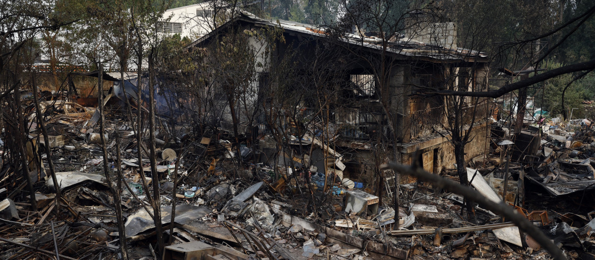 Esta imagen muestra los daños en una casa calcinada, situada en una parcela utilizada para almacenar chatarra, tras un devastador incendio forestal en Pelayos de la Presa, a 65 kilómetros al oeste de Madrid, el 26 de julio de 2026.
Los bomberos españoles han combatido hoy un nuevo frente de incendios cerca de la ciudad costera de Valencia, donde se ha evacuado al menos a 15 000 personas. En la región occidental de Madrid, dos incendios forestales distintos se unieron el 24 de julio para formar un enorme incendio que estuvo a punto de unirse a otro fuego en la vecina Castilla y León. Las llamas ya han arrasado 25 000 hectáreas en Madrid y la vecina provincia de Ávila, lo que ha obligado a más de 60 000 personas (una cifra revisada a la baja) a huir de sus hogares, según las autoridades, que calificaron el incendio como «el peor de la historia» de la región de Madrid.