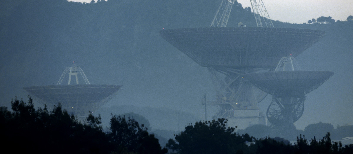 Las grandes antenas permanecen intactas en el centro de la Red Espacial Profunda de la NASA, situado en Robledo de Chavela, cerca de Madrid, el 26 de julio de 2026, después de que un incendio forestal arrasara los alrededores sin causar daños a las instalaciones.