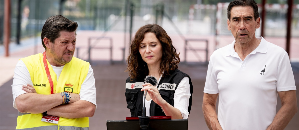 La presidenta de la Comunidad de Madrid, Isabel Díaz Ayuso (c),
 atiende a los medios durante la visita a los evacuados por el incendio de la sierra oeste, en el polideportivo La Chopera, a 26 de julio de 2026, en Villamanta, Madrid (España). Los Reyes visitan el centro deportivo para conocer la  situación de los afectados, mostrar su apoyo a las familias desplazadas y agradecer la labor de los voluntarios que están colaborando en la atención y asistencia. El municipio madrileño de Villamanta, acoge a los vecinos evacuados de Villa del Prado, Aldea del Fresno y otros municipios del suroeste de la Comunidad.

A. Pérez Meca / Europa Press
26/7/2026