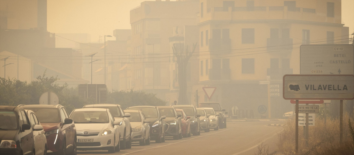 Población de Vilavella afectada por el humo del incendio de la Vall d' Uixó (Castellón)