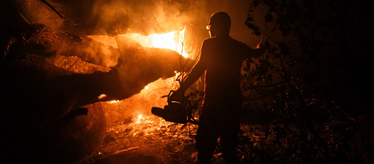 Una persona trabaja en las labores de extinción del incendio forestal, a 26 de julio de 2026, en La Adrada, Ávila, Castilla y León (España). La Adrada, uno de los municipios del Valle del Tiétar (Ávila), ha sido evacuado de forma preventiva este sábado ante el avance del grave incendio de Burgohondo que, junto con el de Madrid, tienen en vilo a la población aledaña y que han quemado ya más de 45.000 hectáreas.

César Vallejo Rodríguez / Europa Press
26 JULIO 2026 INCENDIO FORESTAL;PIXELADA
26/7/2026
