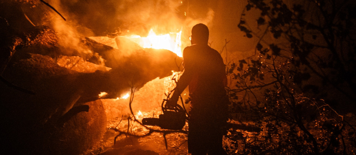 Una persona trabaja en las labores de extinción del incendio forestal, a 26 de julio de 2026, en La Adrada, Ávila, Castilla y León (España). La Adrada, uno de los municipios del Valle del Tiétar (Ávila), ha sido evacuado de forma preventiva este sábado ante el avance del grave incendio de Burgohondo que, junto con el de Madrid, tienen en vilo a la población aledaña y que han quemado ya más de 45.000 hectáreas.

César Vallejo Rodríguez / Europa Press
26 JULIO 2026 INCENDIO FORESTAL;PIXELADA
26/7/2026