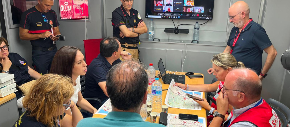 Imagen de Morant, a la izquierda, junto a otras de las autoridades que siguen la evolución del incendio de La Vall d'Uixó