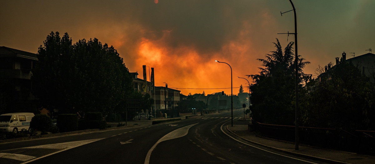 Llamas del incendio forestal, a 25 de julio de 2026, en La Adrada, Ávila, Castilla y León