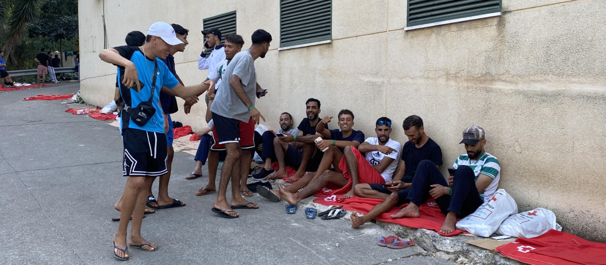 Inmigrantes acampados a las puertas del CETI de Ceuta