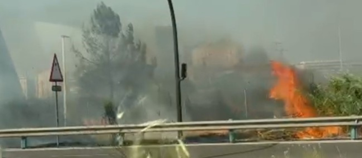 Imagen del incendio declarado en Valencia este domingo