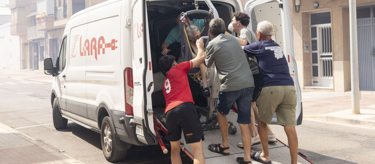 Imagen del desalojo de vecinos en la localidad castellonense de La Vilavella