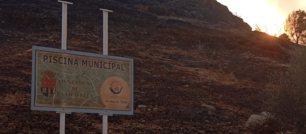 Imagen del estado del entorno de la piscina municipal de La Vilavella tras el paso del incendio.