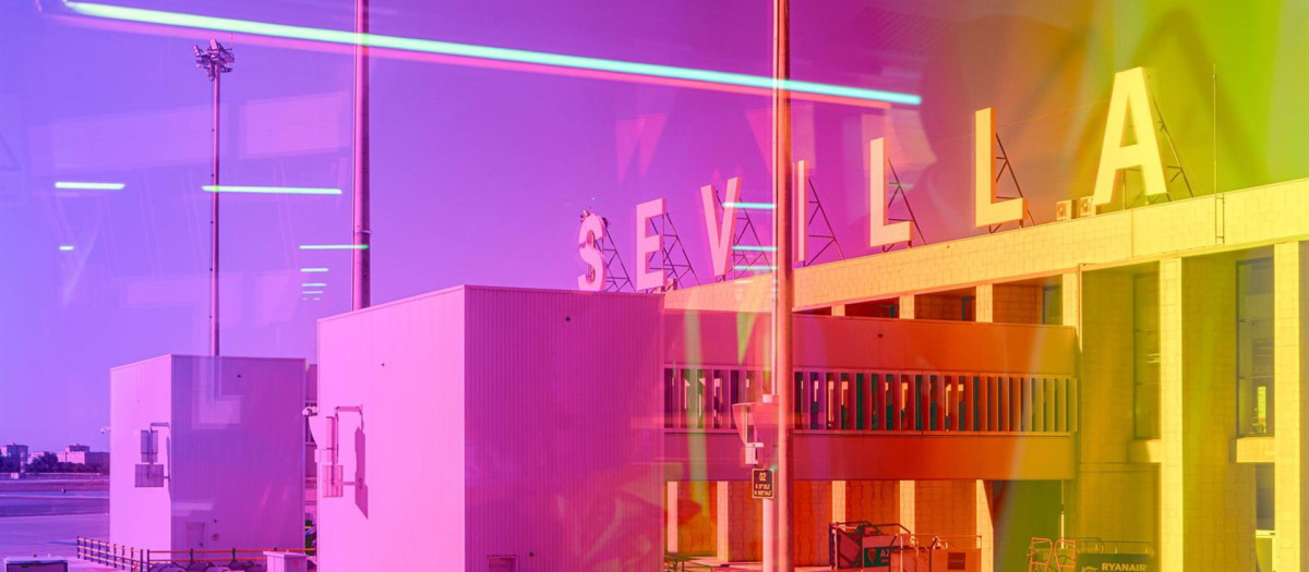 Fachada del aeropuerto de Sevilla desde una pasarela de embarque