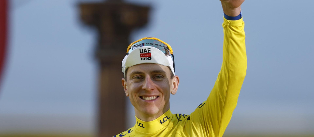 PARIS (France), 26/07/2026.- Slovenian cyclist Tadej Pogacar of UAE Team Emirates XRG arrives to celebrate at the podium wearing the overall leader's yellow jersey after the 21st and final stage of the Tour de France, 88.7 km route starting and ending in Paris, France, 26 July 2026. (Ciclismo, Francia) EFE/EPA/YOAN VALAT