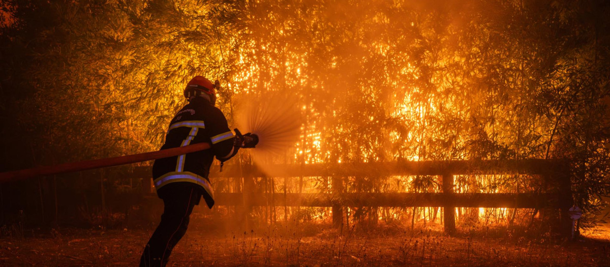 Un equipo de bomberos desplegándose para combatir un incendio forestal que se extendía por Ares, en el suroeste de Francia