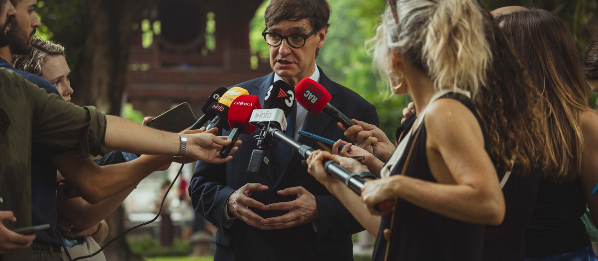 El presidente de la Generalitat, Salvador Illa, atiende a los medios de comunicación en la tercera jornada de su viaje institucional a Vietnam y Singapur

REMITIDA / HANDOUT por GOVERN
Fotografía remitida a medios de comunicación exclusivamente para ilustrar la noticia a la que hace referencia la imagen, y citando la procedencia de la imagen en la firma
27/7/2026