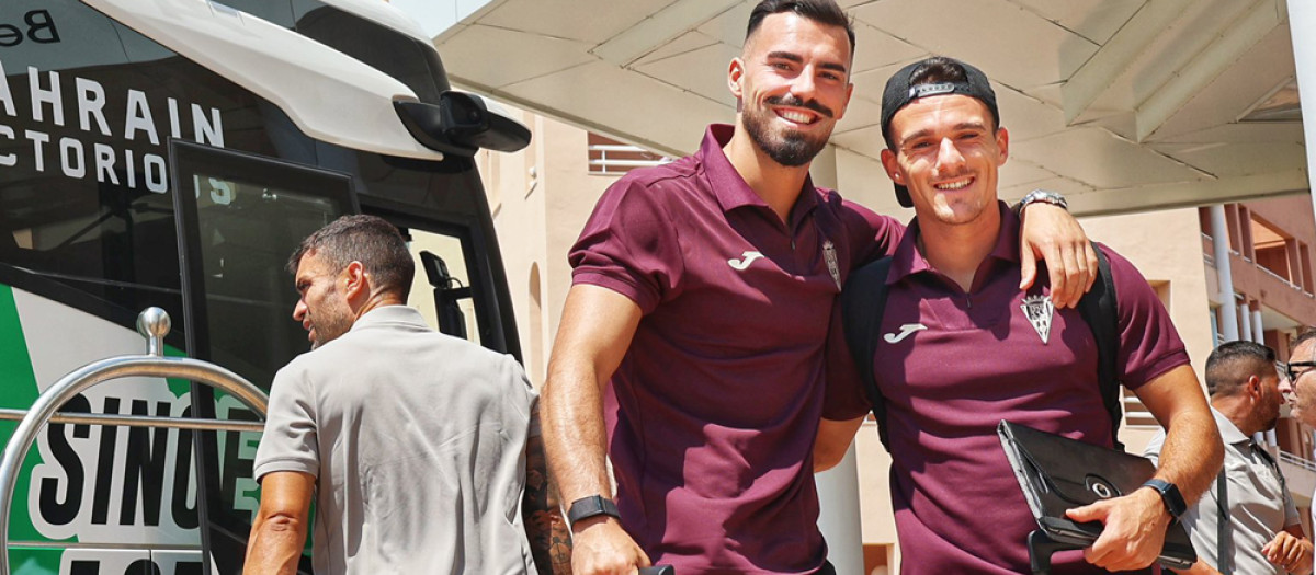 Guilherme Fernandes y Diego Bri posando a la llegada a Oliva (Valencia)