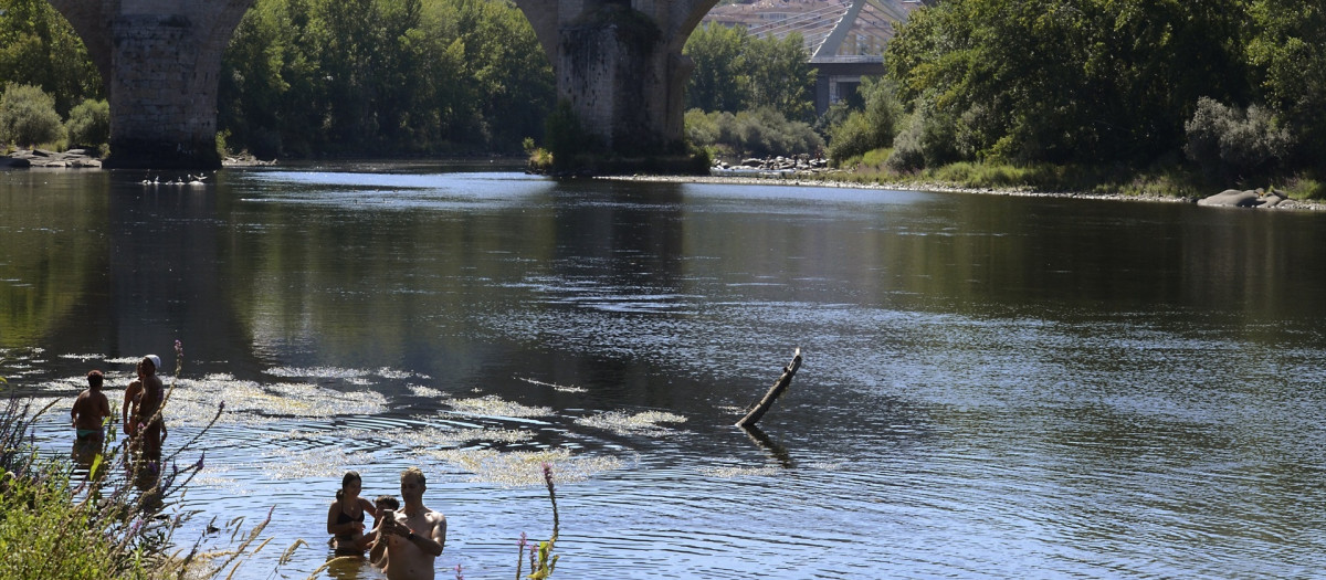 Gente bañándose por la ola de calor en Orense

REMITIDA / HANDOUT por ROSA VEIGA
Fotografía remitida a medios de comunicación exclusivamente para ilustrar la noticia a la que hace referencia la imagen, y citando la procedencia de la imagen en la firma
07/8/2023