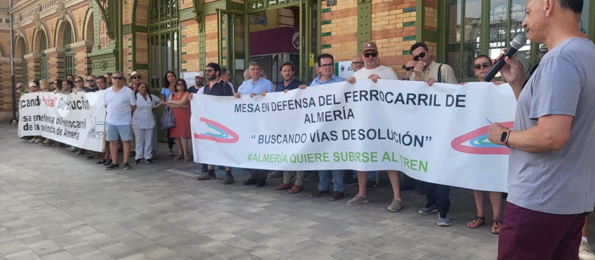 Miembros de la Mesa en Defensa del Ferrocarril de Almería durante una concentración ante la estación de tren de la capital.

REMITIDA / HANDOUT por DIPUTACIÓN DE ALMERÍA
Fotografía remitida a medios de comunicación exclusivamente para ilustrar la noticia a la que hace referencia la imagen, y citando la procedencia de la imagen en la firma
27/7/2026