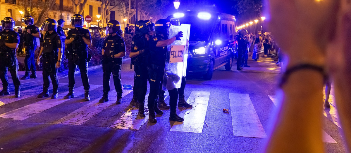 Cargas policiales durante la manifestación contra la saturación turística en Palma.