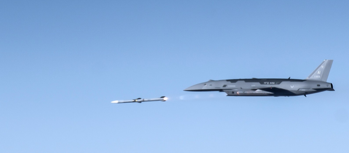 Un avión de combate colaborativo YFQ-44A realiza pruebas de fuego real sobre el desierto de Mojave
