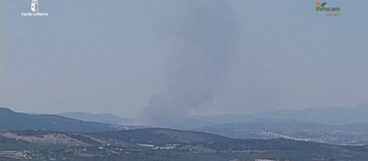 Incendio en Viso del Marqués

REMITIDA / HANDOUT por PLAN INFOCAM
Fotografía remitida a medios de comunicación exclusivamente para ilustrar la noticia a la que hace referencia la imagen, y citando la procedencia de la imagen en la firma
27/7/2026