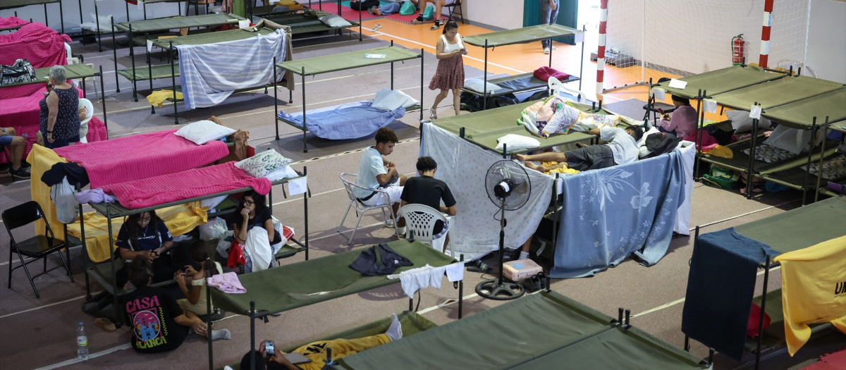 Desalojados por el incendio en el Polideportivo Municipal La Chopera, en Villamanta