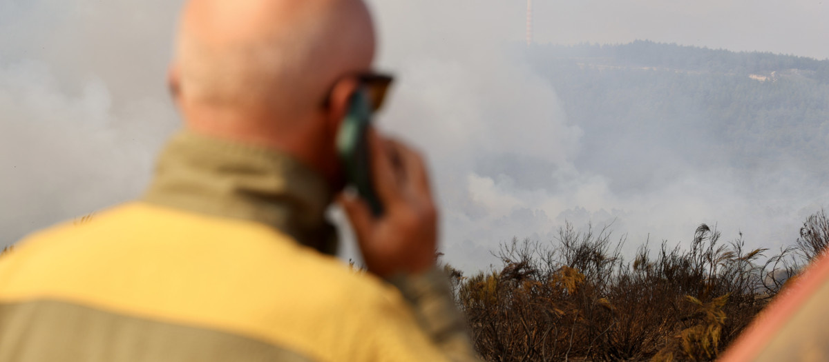 Incendio forestal de Murias de Ponjos (León), en el que la Guardia Civil ha desalojado a 36 personas de Andarraso, Rosales y Folloso