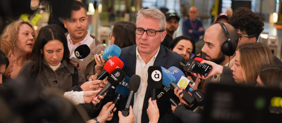 El portavoz de Renfe en Cataluña, Antonio Carmona, atiende a los medios en la estación de Sants, a 23 de enero de 2026, en Barcelona, Cataluña (España).