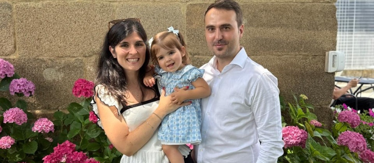 Claudia, junto a sus padres Elena e Ignacio