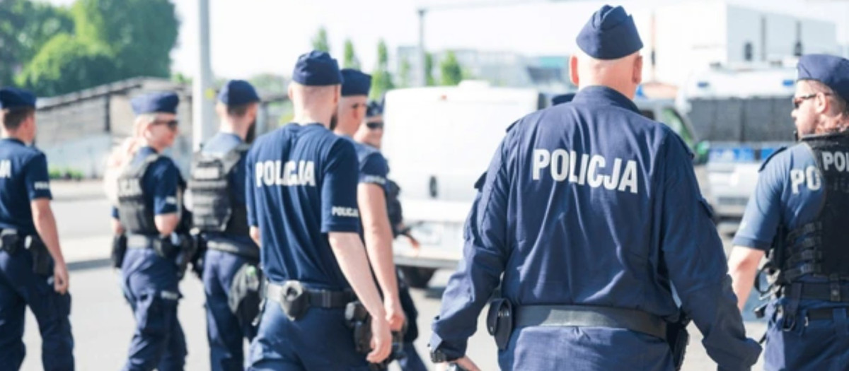 Agentes de la Policía polaca trabajan en el desmantelamiento de la "academia de la violación"