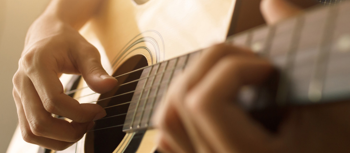 Un hombre toca una guitarra