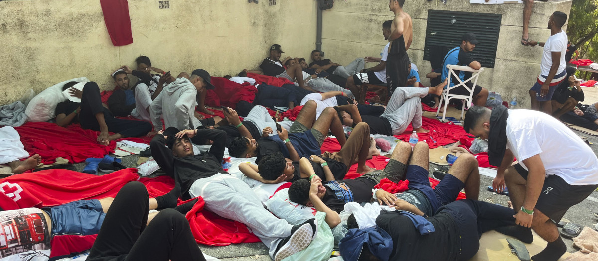 Decenas de migrantes colapsan las puertas de acceso al Centro de Estancia Temporal de Inmigrantes