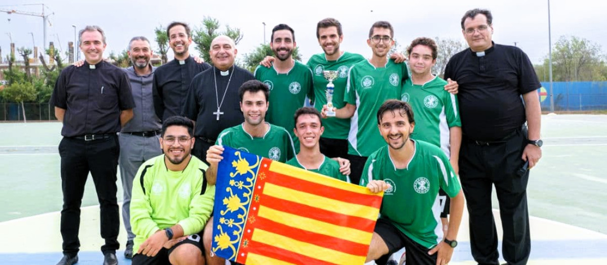 El equipo de seminaristas de Valencia, con su arzobispo, monseñor Benavent, en el torneo de 2023