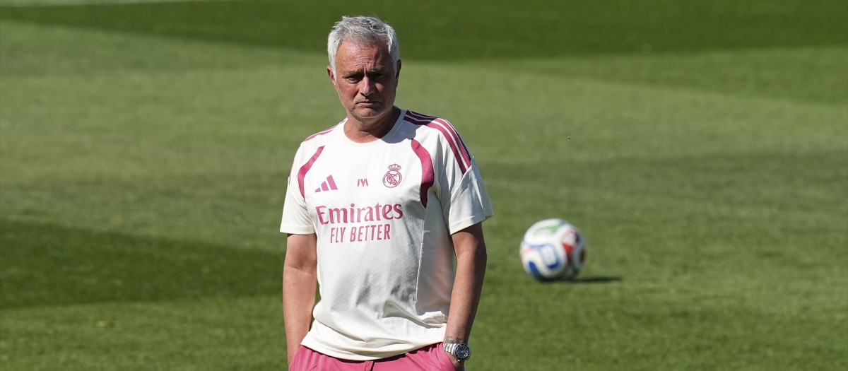 (Foto de ARCHIVO)
Jose Mourinho, head coach of Real Madrid, looks on during the Real Madrid training session held in collaboration with A.D. Alcorcon at Alfredo Di Stefano stadium on July 24, 2026, in Valdebebas, Madrid, Spain.

Dennis Agyeman / AFP7 / Europa Press
24/7/2026 ONLY FOR USE IN SPAIN