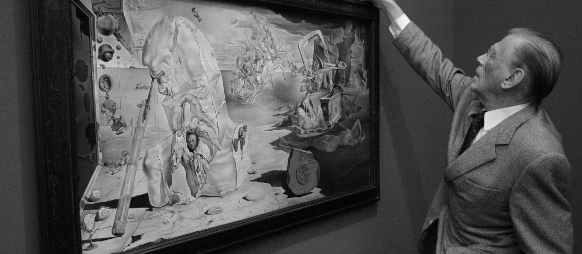Josep Vilarasau junto a una pintura de Dalí, en 2004