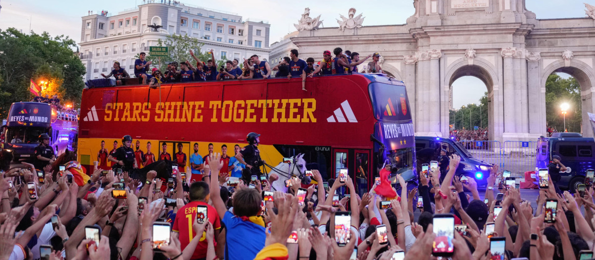 Imagen del autobús de la celebración del Mundial por las calle de Madrid