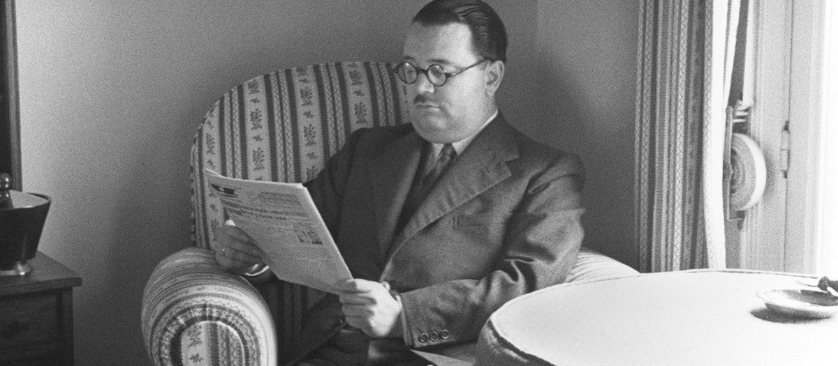 El ministro de Hacienda, José Larraz López, en su domicilio en una imagen de 1941