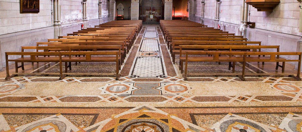 Mosaico de Gaudí dentro de la Iglesia de Sant Pacià, Barcelona