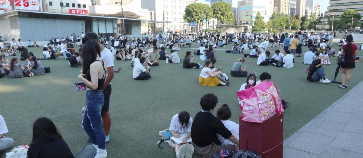 Personas se reúnen frente a un edificio tras un fuerte terremoto en la ciudad de Kumamoto, Japón