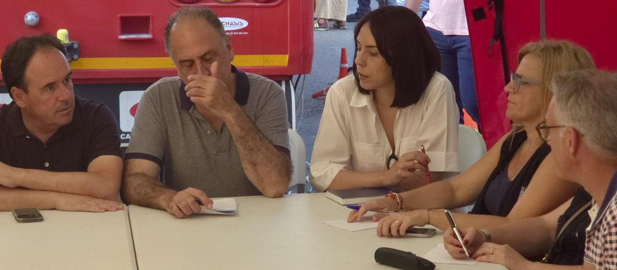 Imagen de Diana Morant junto a otras autoridades en una reunión sobre el incendio de la Vall d'Uixó