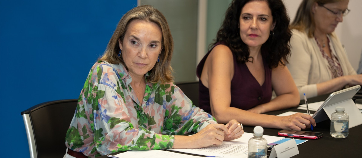 (Foto de ARCHIVO)
La vicesecretaria de Regeneración Democrática del PP, Cuca Gamarra (i), durante una reunión con entidades sociales, en la sede del PP de las Islas Baleares, a 21 de julio de 2026, en Palma de Mallorca, Mallorca, Islas Baleares (España). La reunión tiene el objetivo de debatir sobre la protección de los menores en entornos digitales.

Javier Fernández / Europa Press
21/7/2026