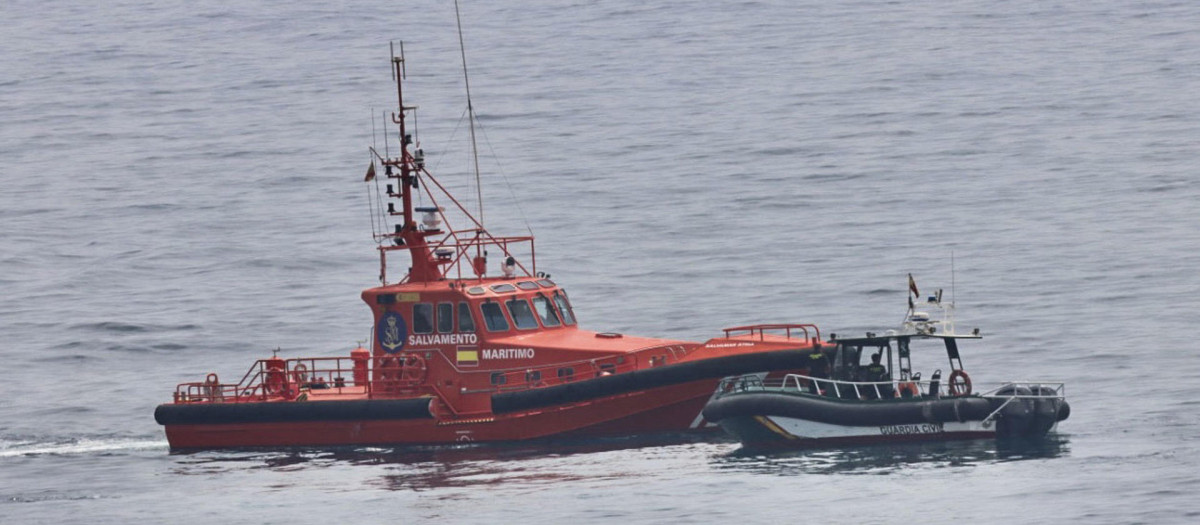 Embarcaciones de la Guardia Civil y Salvamento Marítimo patrullan en la playa del Tarajal vigilando la zona para evitar la llegada de inmigrantes a nado a Ceuta desde Marruecos
