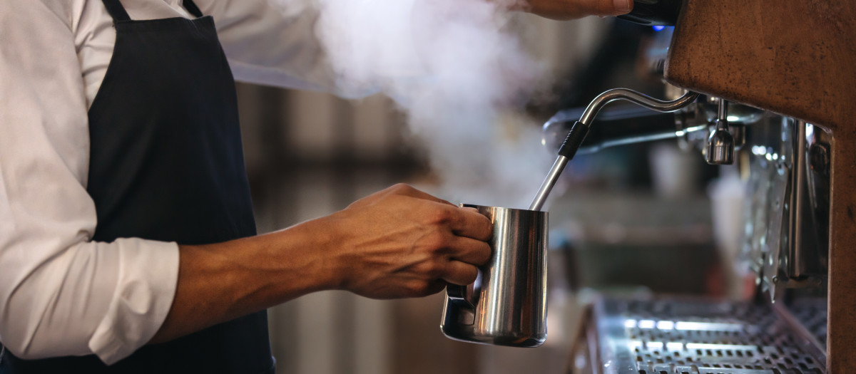 Un hombre trabaja en una cafetería