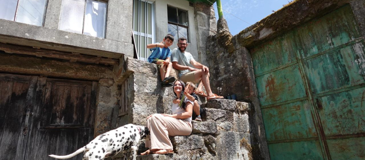 Aurora con su familia en una de las casas de la aldea que están rehabilitando