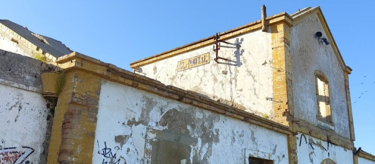 La antigua estación de El Portal, en Jerez de la Frontera (Cádiz), en estado ruinoso