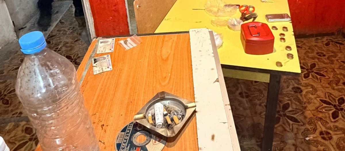 Las mesas donde vendían la droga en el piso precintado