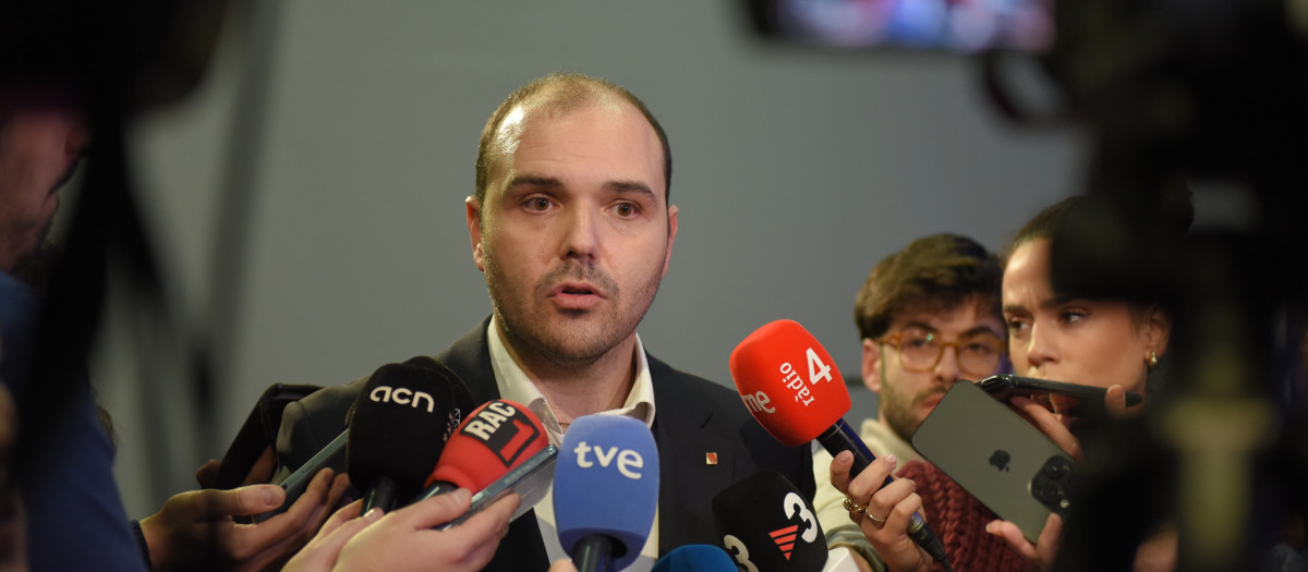 El conseller de la Presidencia de la Generalitat, Albert Dalmau, atiende a los medios en el Hospital Vall d'Hebron, a 18 de enero de 2026, en Barcelona, Cataluña (España).