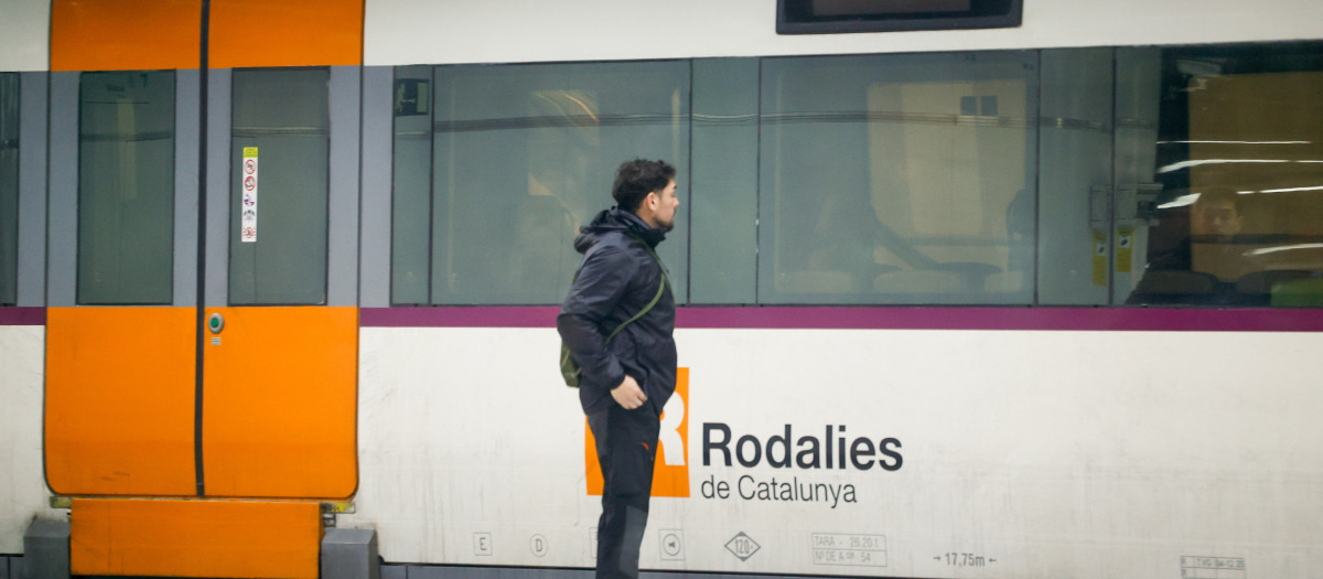 Viajeros cogen un tren en la Estación de Sants, a 26 de enero de 2026, en Barcelona, Cataluña (España).